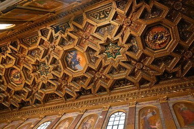 Altın kaplama tavan, Domenichino tarafından tasarlandı, Santa Maria Bazilikası, Trastevere, Roma, İtalya 