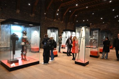 Gravensteen 'in içinde, Gent, Belçika' da sergilenen zırh ve silahlarla.