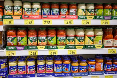 Galler, İngiltere 'de rafta farklı marka makarna sosları var.