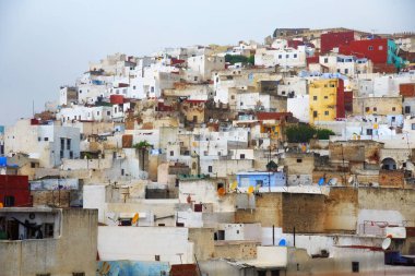 Kuzey Fas 'taki Tetouan Medina semtinin renkli eski binalarının manzarası. Bir medine tipik olarak dar ve labirent benzeri sokaklarla çevrili ve çoğu zaman tarihi evler ve mekanlar içerir..