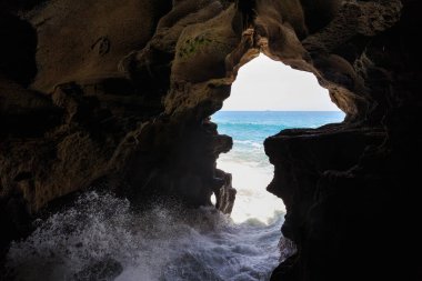 Cape Spartel, Fas 'taki Herkül Mağaraları' nın manzarası. Atlantik Okyanusu yakınlarındaki bir arkeolojik mağara, Tanca 'nın 14 kilometre batısında, popüler bir turistik ilgi merkezi..