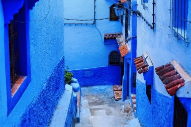 Chefchaouen, Fas 'taki Medine' nin mavi duvarlarının manzarası. Chaouen olarak da bilinen şehir, binalarının mavi tonlarıyla ünlüdür ve bu Şef 'i ziyaretçiler için çok çekici kılar..