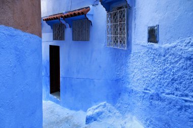 Chefchaouen, Fas 'taki Medine' nin mavi duvarlarının manzarası. Chaouen olarak da bilinen şehir, binalarının mavi tonlarıyla ünlüdür ve bu Şef 'i ziyaretçiler için çok çekici kılar..