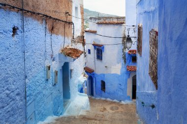 Chefchaouen, Fas 'taki Medine' nin mavi duvarlarının manzarası. Chaouen olarak da bilinen şehir, binalarının mavi tonlarıyla ünlüdür ve bu Şef 'i ziyaretçiler için çok çekici kılar..