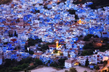 Fas 'taki Şef' in hava akşam manzarası. Şehir binalarının mavi tonlarıyla ünlüdür ve bu Şef 'i ziyaretçiler için çok çekici kılar..