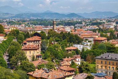 Kuzey İtalya 'daki eski Bergamo kasabasının hava manzarası. Bergamo, Alp Lombardy bölgesinde bir şehirdir..