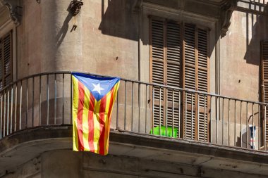 Balkonlarında mavi Estelada bayrağı olan Barselona 'daki tarihi binanın manzarası. Estelada, genellikle Katalan bağımsızlık taraftarları tarafından dalgalandırılan gayri resmi bir bayrak. İspanya.