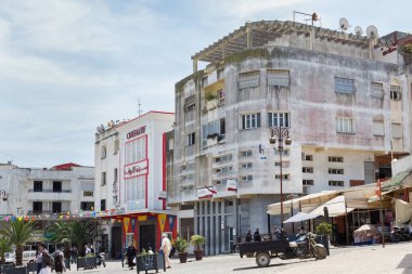 TANGIER, Fas - 27 Mayıs 2017: Kuzey Fas 'ta Tanca' nın yerleşim yerindeki eski binalar.