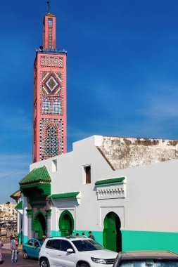 TANGIER, MoroCCO - 27 Mayıs 2017: Sidi Bou Abib Camii 'nin minaresi. Tanca 'nın orta kesimindeki Grand Socco Medina bölgesinde bir cami. 1917 'de inşa edilmiş ve polikrom kiremitlerle süslenmiş..