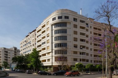 TANGIER, Fas - 27 Mayıs 2017: Kuzey Fas 'ta Tanca' nın yerleşim yerindeki modern binalar.