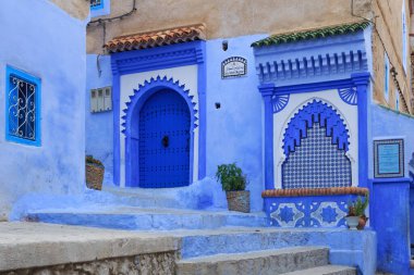 CHEFCHAOUEN, FOCCO - 28 Mayıs 2017: Chaouen 'deki Medine' nin mavi duvarlarının görüntüsü. Şehir binalarının mavi tonlarıyla ünlüdür ve bu Şef 'i ziyaretçiler için çok çekici kılar..