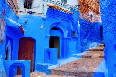 CHEFCHAOUEN, FOCCO - 28 Mayıs 2017: Chaouen 'deki Medine' nin mavi duvarlarının görüntüsü. Şehir binalarının mavi tonlarıyla ünlüdür ve bu Şef 'i ziyaretçiler için çok çekici kılar..