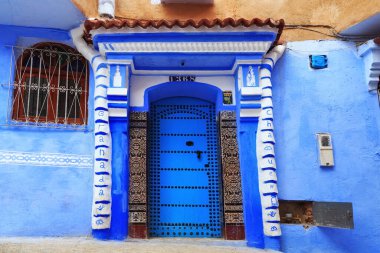 CheFCHAOUEN, MoroCCO - 29 Mayıs 2017: Medina, Chaouen 'deki eski kapının görüntüsü. Şehir binalarının mavi tonlarıyla ünlüdür ve bu Şef 'i ziyaretçiler için çok çekici kılar..