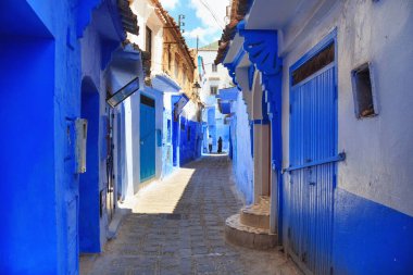 CheFCHAOUEN, MoroCCO - 29 Mayıs 2017: Chaouen 'deki Medine' nin mavi duvarlarının görüntüsü. Şehir binalarının mavi tonlarıyla ünlüdür ve bu Şef 'i ziyaretçiler için çok çekici kılar..