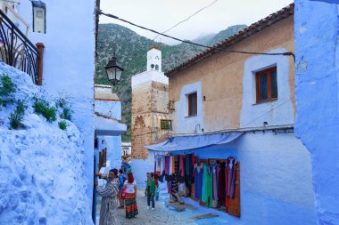 CHEFCHAOUEN, FOCCO - 28 Mayıs 2017: Chaouen 'deki Medine halkı. Şehir binalarının mavi tonlarıyla ünlüdür ve bu Şef 'i ziyaretçiler için çok çekici kılar..