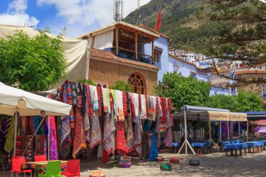 CheFCHAOUEN, MoroCCO - 29 Mayıs 2017: Chaouen 'in merkezinde küçük bir turizm pazarı. Şehir binalarının mavi tonlarıyla ünlüdür ve bu Şef 'i ziyaretçiler için çok çekici kılar..