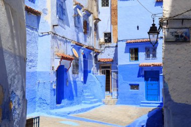 CheFCHAOUEN, MoroCCO - 29 Mayıs 2017: Chaouen 'deki Medine' nin mavi duvarlarının görüntüsü. Şehir binalarının mavi tonlarıyla ünlüdür ve bu Şef 'i ziyaretçiler için çok çekici kılar..
