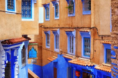 CheFCHAOUEN, MoroCCO - 29 Mayıs 2017: Chaouen 'deki Medine' nin mavi duvarlarının görüntüsü. Şehir binalarının mavi tonlarıyla ünlüdür ve bu Şef 'i ziyaretçiler için çok çekici kılar..