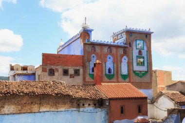 CHEFCHAOUEN, FOCCO - 29 Mayıs 2017: Chaouen 'deki tarihi binanın görüntüsü. Şehir binalarının mavi tonlarıyla ünlüdür ve bu Şef 'i ziyaretçiler için çok çekici kılar..