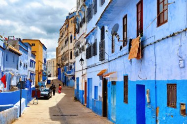 CheFCHAOUEN, MoroCCO - 29 Mayıs 2017: Chaouen 'deki Medine' nin mavi duvarlarının görüntüsü. Şehir binalarının mavi tonlarıyla ünlüdür ve bu Şef 'i ziyaretçiler için çok çekici kılar..