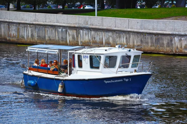 Kaliningrad ロシア 8月22 2019 街の観光ツアーで乗客と一緒にプレゴリヤ川のクルーズボート — ストック写真