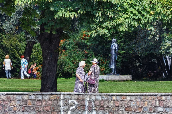 Kaliningrad Russia Agosto 2019 Donne Anziane Sconosciute Conversano Nel Parco — Foto Stock