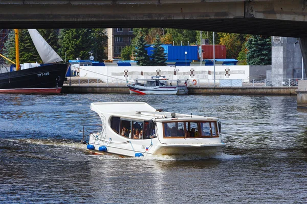 Kalingrad Russia 2019年8月22日 在Pregolya河上的游轮 乘客在城市观光 — 图库照片