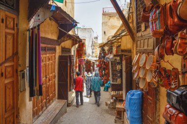 Fez, MoroCCO - 31 Mayıs 2017: Medina Mahallesi 'nin manzarası. Fez 'in Medina' sı Dünya Mirası Listesi 'nde yer almaktadır ve dünyanın en büyük yaya bölgelerinden biridir..