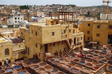 Fez, MoroCCO - 31 Mayıs 2017: Fez 'deki tabakhane. Şehirdeki bronzlaşma sektörü başlıca turizm merkezlerinden biri olarak kabul ediliyor. Tabakhaneler boya dolu yuvarlak taş kuyularıyla dolu.