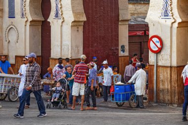 Fez, MoroCCO - 31 Mayıs 2017: Fez 'in Medina Mahallesi yakınlarındaki bilinmeyen insanlar. Fez 'in Medina' sı Dünya Mirası Listesi 'nde yer almaktadır ve dünyanın en büyük yaya bölgelerinden biridir..