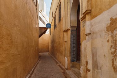 Fez, MoroCCO - 31 Mayıs 2017: Medina Mahallesi 'nin manzarası. Fez 'in Medina' sı Dünya Mirası Listesi 'nde yer almaktadır ve dünyanın en büyük yaya bölgelerinden biridir..