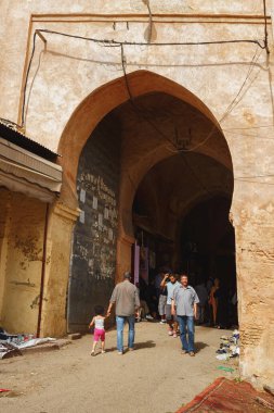 MEKNES, FOCCO - Haziran 01, 2017: Meknes Medine 'deki antik tarihi geçit. Meknes, Fas 'ın dört imparatorluk şehrinden biridir ve krallıktaki altıncı büyük nüfus şehridir..