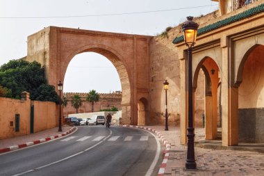 MEKNES, FOCCO - Haziran 01, 2017: Meknes Tarih Merkezi 'ndeki antik kapı. Meknes, Fas 'ın dört imparatorluk şehrinden biridir ve krallıktaki altıncı büyük nüfus şehridir..