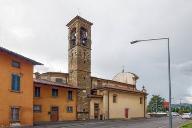 BERGAMO, İtalya - 21 Mayıs 2019: Campagnola, Bergamo 'daki Parrocchia S.Giovanni Battista tarihi kilisesinin arka görüntüsü.