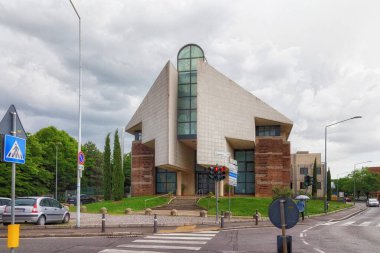 BERGAMO, İtalya - 21 Mayıs 2019: Campagnola, Bergamo 'daki Parrocchia S.Giovanni Battista kilisesinin modern binasının manzarası.