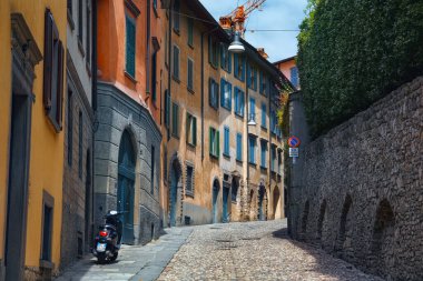 BERGAMO, İtalya - 22 Mayıs 2019: Kuzey İtalya 'daki Aşağı Bergamo (Citta Bassa)' daki tarihi binaların manzarası. Bergamo, Alp Lombardy bölgesinde bir şehirdir..