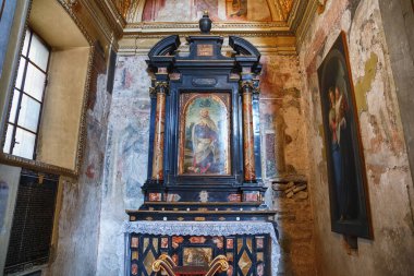 BERGAMO, İtalya - 22 Mayıs 2019: Bergamo 'daki Katolik Kilisesi Sant Agata nel Carmine' da Aziz Alberto ile sunak.