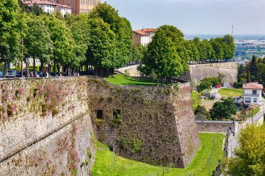 BERGAMO, İtalya - 22 Mayıs 2019: Kuzey İtalya 'daki Bergamo (Citta Alta) Venedik duvarlarının manzarası. Bergamo, Alp Lombardy bölgesinde bir şehirdir..