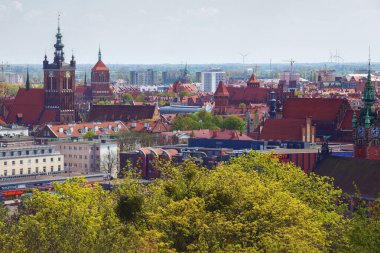 GDANSK, POLAND - 14 Mayıs 2017: Gdansk 'ın tarihi bölümündeki eski kasabanın manzarası. 