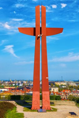 GDANSK, POLAND - 14 Mayıs 2017: Gradowa Tepesi ve şehir manzarası üzerinde Milenyum haçı heykeli. Gdansk 'ın 1000. yıldönümü ve Hristiyanlığın 200. yıldönümü anısına yapılan haç..