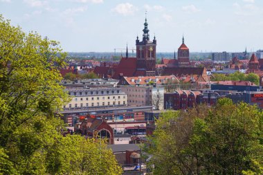 GDANSK, POLAND - 14 Mayıs 2017: Gdansk 'ın tarihi bölümündeki eski kasabanın manzarası. St. Catherine Kilisesi 'nin manzarası ile (kasabanın en eski kilisesi)).