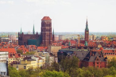 GDANSK, POLAND - 14 Mayıs 2017: Gdansk 'ın tarihi bölümünde eski kasabanın panoraması. St. Mary Kilisesi 'nin manzarasına göre (şu anda dünyanın en büyük iki ya da üç tuğla kilisesinden biri)).