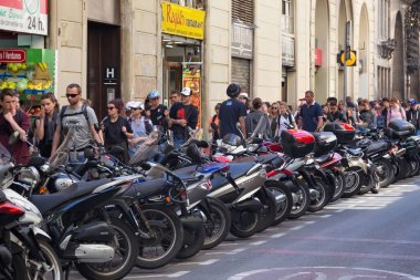 BARCELONA, SPAIN - 15 Mayıs 2017: Barcelona 'nın tarihi bölümünde scooterların yanındaki kaldırımda yürüyen bilinmeyen insanlar.