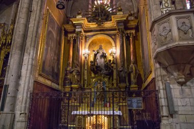 BARCELONA, İspanya - 15 Mayıs 2017: Barcelona 'daki Gotik Aziz Justus ve Papaz Bazilikası' nın arka sunağı. 1948 yılında Papa XII. Pius tarafından verilen küçük bazilika ünvanını aldı..