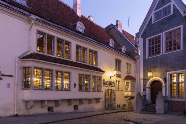 TALLINN, ESTONIA - 12 Ocak 2018: Tallinn 'in tarihi bölümünde yer alan ünlü Raekoja platolarındaki eski binaların kış manzarası.