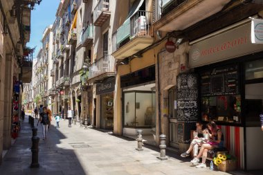 BARCELONA, SPAIN - 15 Mayıs 2017: Güneşli bir günde Barselona 'nın merkezindeki eski tarihi Carrer dels Carders caddesinin görüntüsü.