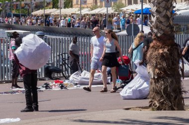 BARCELONA, İspanya - 15 Mayıs 2017: Port Vell ilçesindeki Barcelona 'nın merkezinde sahte malların yasadışı satışı.