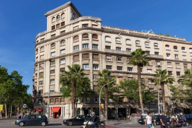 BARCELONA, İspanya - 15 Mayıs 2017: Güneşli bir günde Barcelona 'nın merkezindeki eski tarihi binalardan biri.