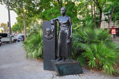 BARCELONA, İspanya - 15 Mayıs 2017: Politikacı Lluis Şirketleri ve arkadaşı şair Julia Conxita 'nın anısına dikilen anıt. 1934 yılında ve İspanya İç Savaşı sırasında Katalonya 'nın başkanıydı.