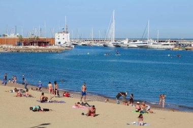 BARCELONA, İspanya - 15 Mayıs 2017: Bilinmeyen insanlar Barcelona 'da bir şehir plajında dinleniyor ve güneşleniyor.
